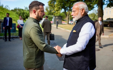 प्रधानमंत्री नरेंद्र मोदी ने शुक्रवार को कीव में यूक्रेन के राष्ट्रपति वलोडिमर जेलेंस्की से मुलाकात की