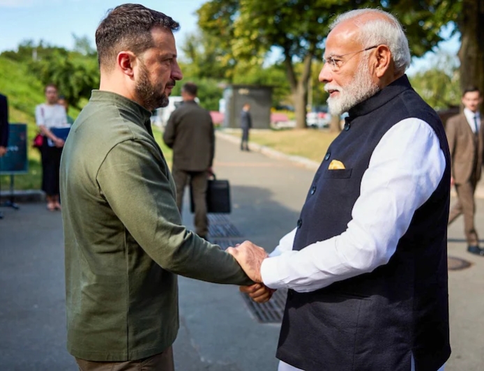 प्रधानमंत्री नरेंद्र मोदी ने शुक्रवार को कीव में यूक्रेन के राष्ट्रपति वलोडिमर जेलेंस्की से मुलाकात की