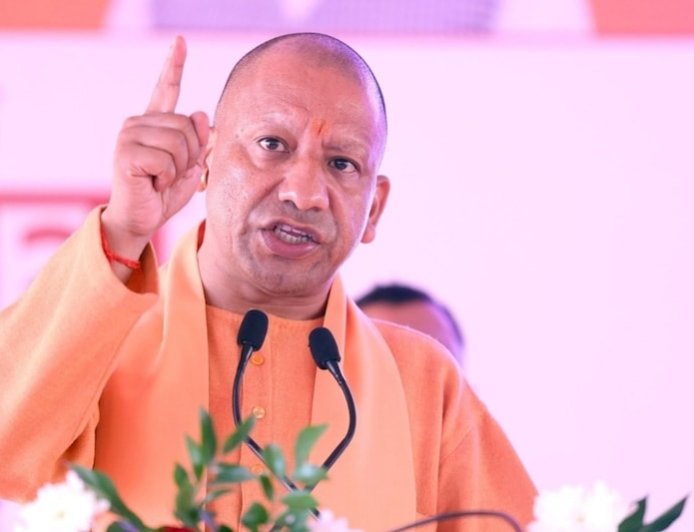 "चाचा शिवपाल की किस्मत में ही धक्का खाना, 'नवाब ब्रांड' सपा का असली चेहरा"... मैनपुरी में गरजे CM योगी